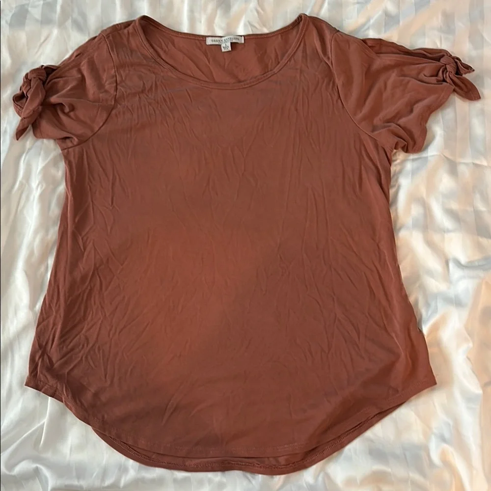 Green Envelope Mauve Short Sleeve Top with Tie Details - Picture 1 of 6